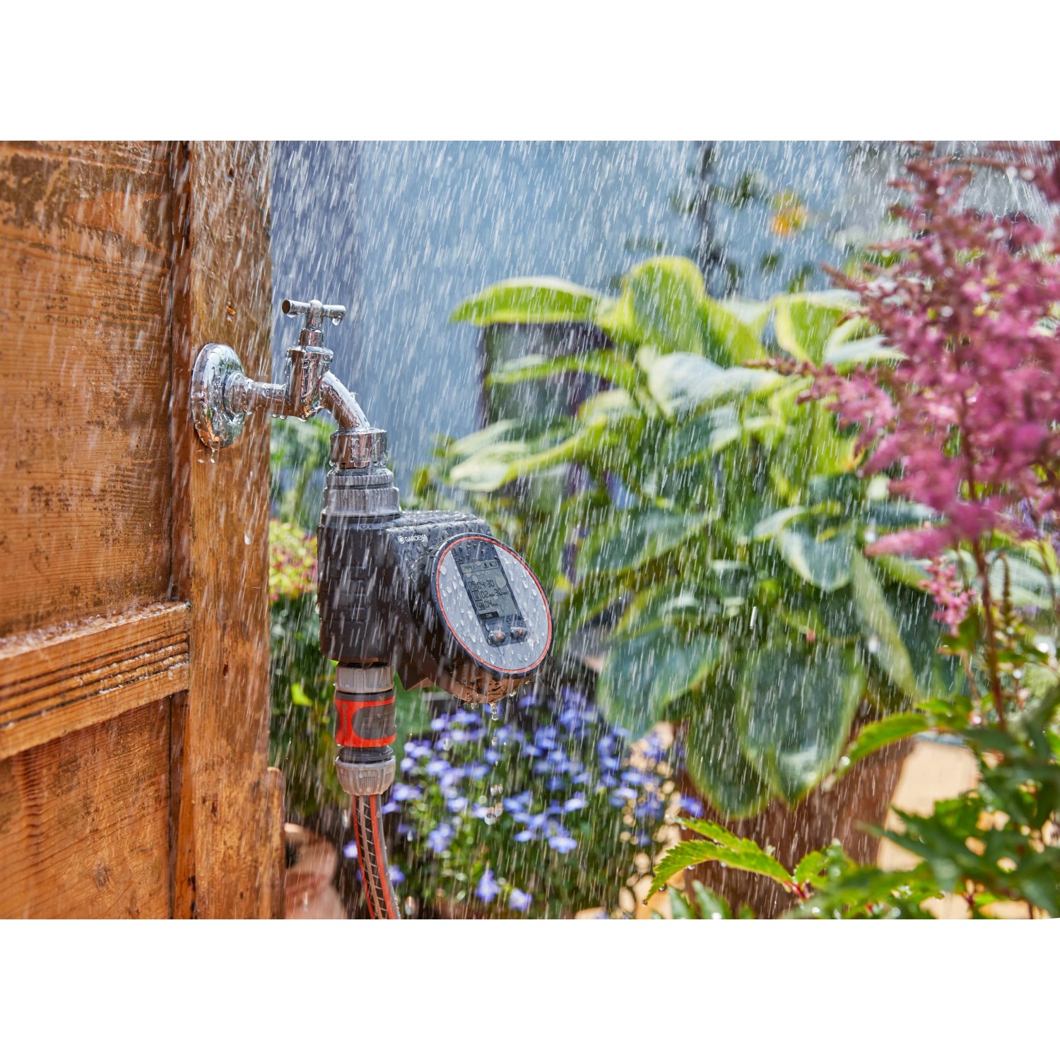 Gardena Bewässerungscomputer Flex am Wasserhahn mit laufender Bewässerung.