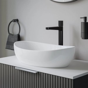 Weißes, ovales Hochglanz Aufsatzwaschbecken aus Mineralguss auf Waschtischplatte. Modernes Bad-Design.