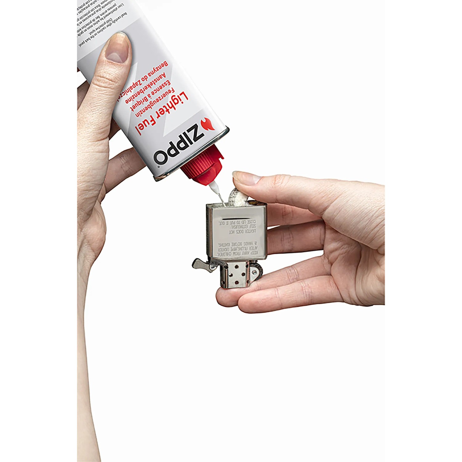 Zippo Feuerzeugbenzin wird in ein Zippo Feuerzeug gefüllt. Haushaltshelfer für Feuerzeuge.