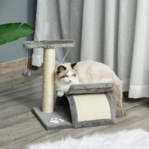Grauer PawHut Kratzbaum mit Sisalstamm, Plüschplattform, Tunnel und Spielball, von Katze genutzt.