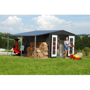 Biohort Seitendach am Gartenhaus Europa in Dunkelgrau-Metallic mit Geräten und Frau.