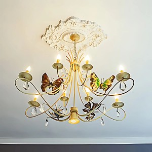 Weiße PROFHOME Deckenrosette aus Polyurethan im Rokoko/Barock Stil unter einer Decke mit einem Kronleuchter.