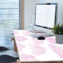 Rosa Schreibtischunterlage mit Wolkenmuster auf einem Schreibtisch mit PC, Maus und Pflanze. Ideal für Büro und Homeoffice.