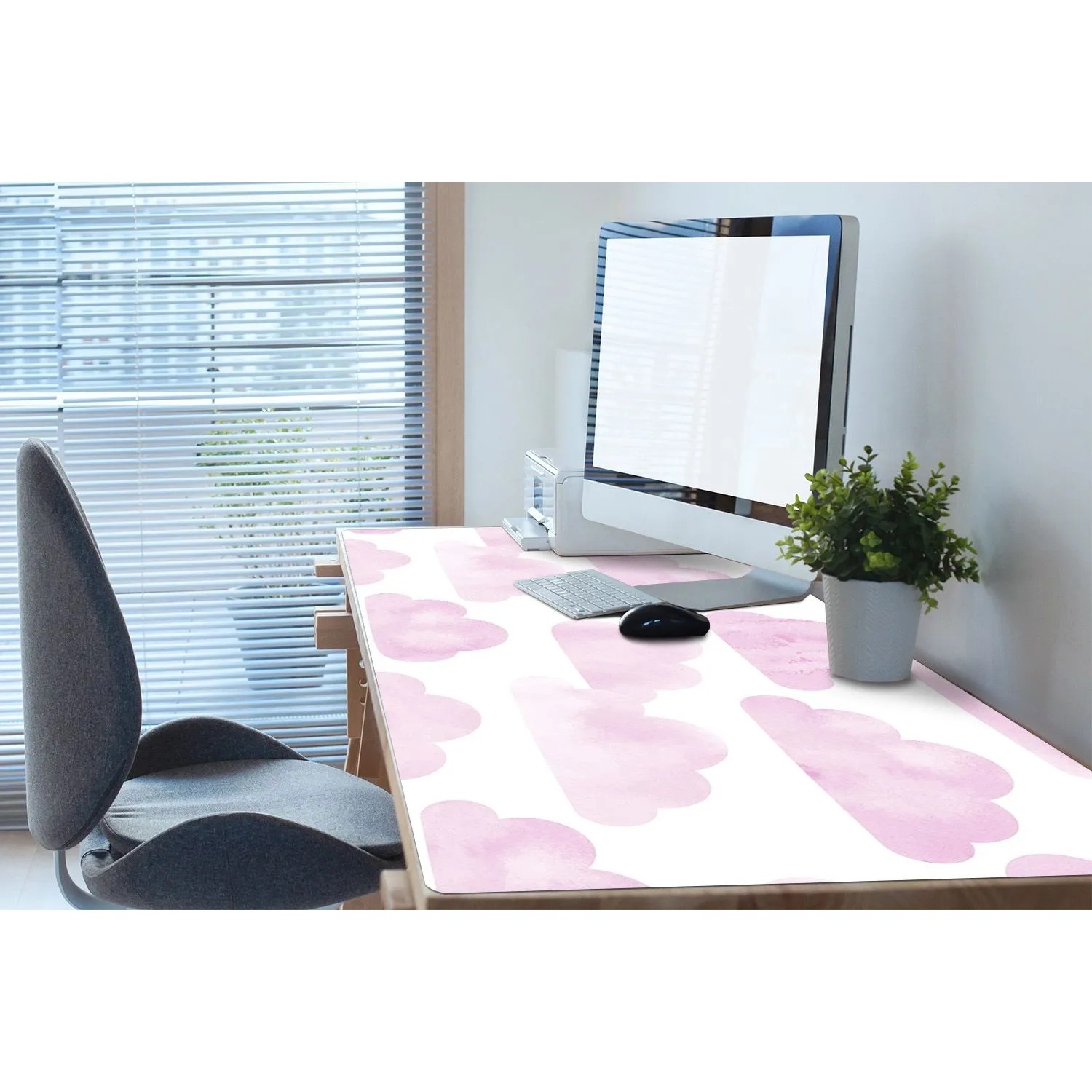 Rosa Schreibtischunterlage mit Wolkenmuster auf einem Schreibtisch mit PC, Maus und Pflanze. Ideal für Büro und Homeoffice.