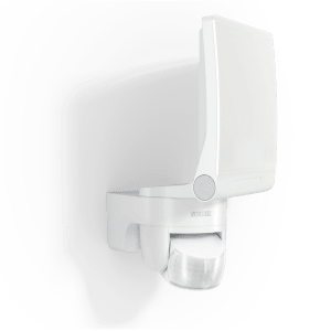 Weißer Steinel LED-Strahler XLED Home 2 SC mit Bewegungsmelder an Wand montiert.