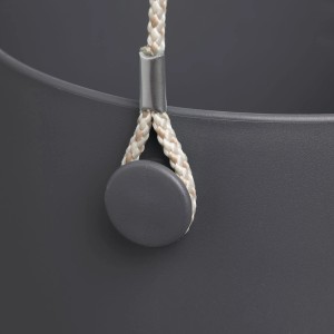 Detailaufnahme: Anthrazitfarbener Elho B.For Swing Blumentopf Ø 18 cm mit Aufhängung.