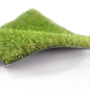 Nahaufnahme von grünem Kunstrasen Korsika, 32mm Halmhöhe. Zeigt dichte, wetterfeste Synthetikfasern mit natürlichem Look und Drainage.