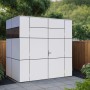 Modernes, weißes Bertilo Gartenhaus HPL Mini (231x152cm) mit Flachdach im Garten.