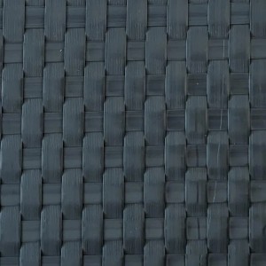 Detailaufnahme: Anthrazitfarbener zaunzu Rattan Sichtschutz für Doppelstabmatten.