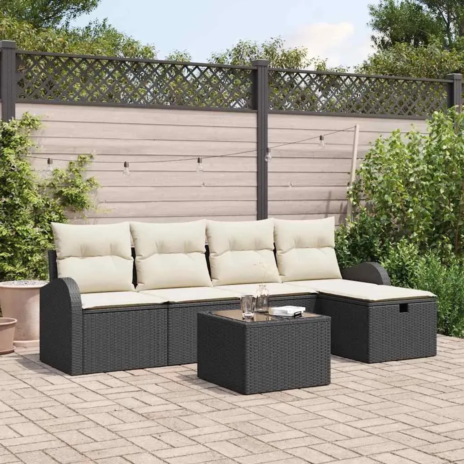Schwarzes 6-tlg. vidaXL Garten-Sofa-Set aus Poly Rattan mit Kissen und Tisch.