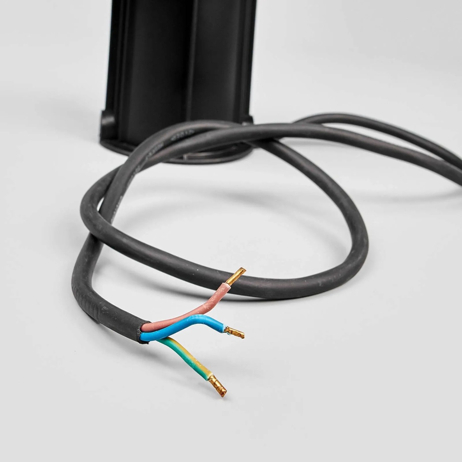 Detailaufnahme des Kabels vom Lindby Bodeneinbaustrahler Insa aus Edelstahl.