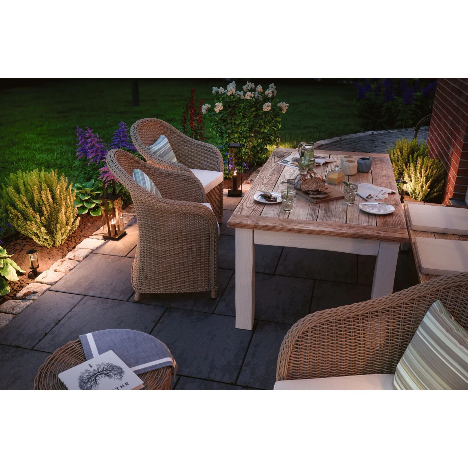 Paulmann Outdoor Minipoller Classic im Gartenambiente. Anthrazitfarbene Leuchte beleuchtet Weg neben Tisch und Stühlen.