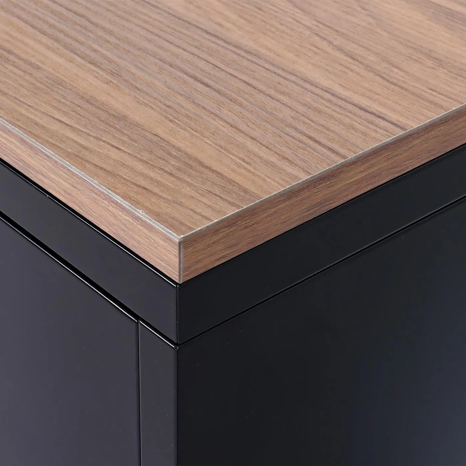 Detailaufnahme: Schwarze MCW Kommode L84-2 mit Holzplatte. Schubladenkommode mit Türen und modernem Design.