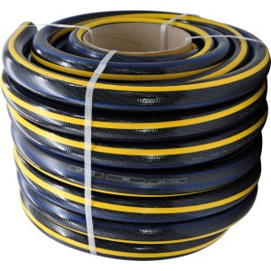 Aufgerollter LUX-TOOLS PRO Gartenschlauch, 25 mm, Meterware, schwarz mit gelben Streifen.