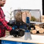 Scheppach HL460 Holzspalter im Einsatz mit Holzscheit unter Schutzgitter.