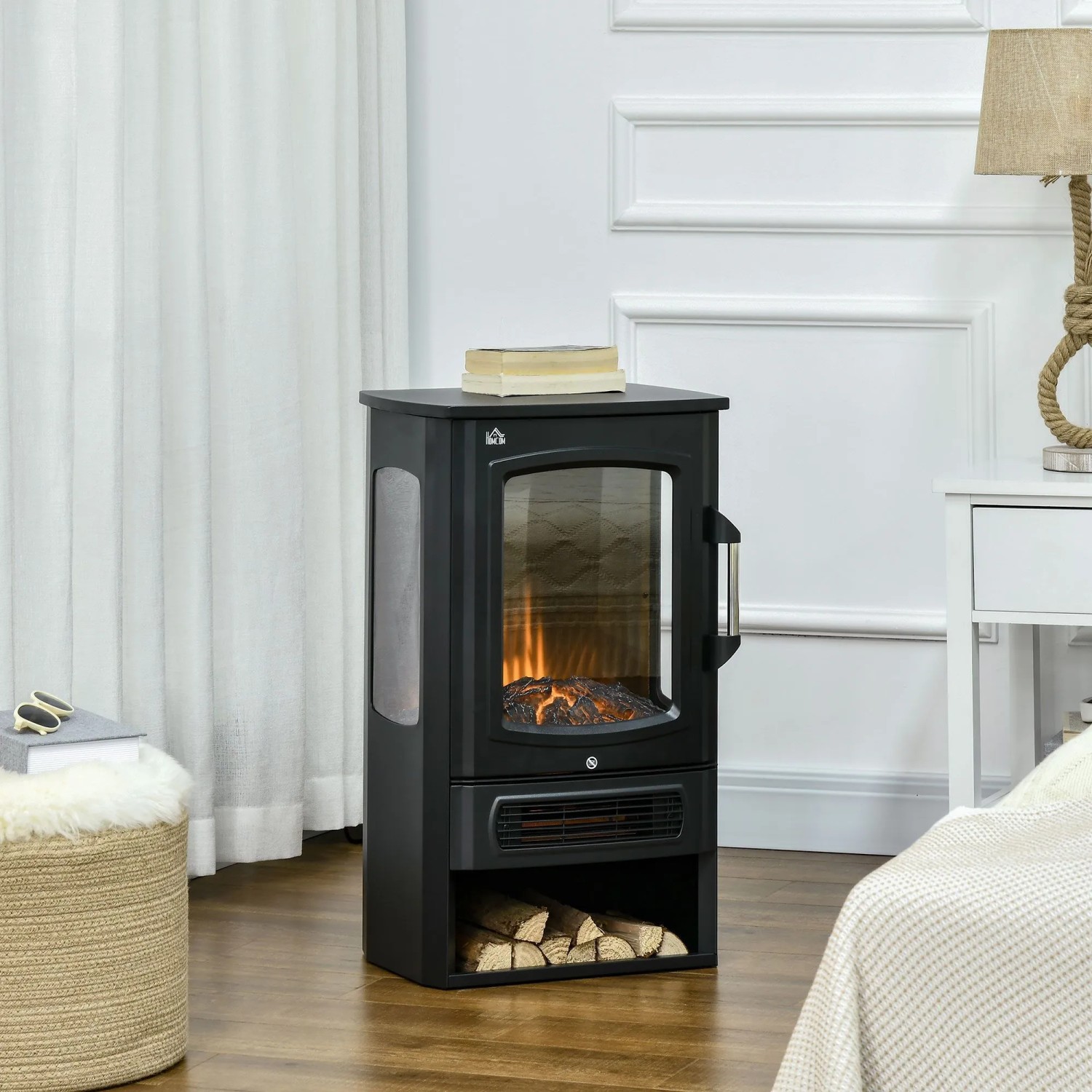 Schwarzer HOMCOM Elektrokamin, Standkamin mit realistischen LED-Flammen, Glasfront und Holzfach im Wohnraum.