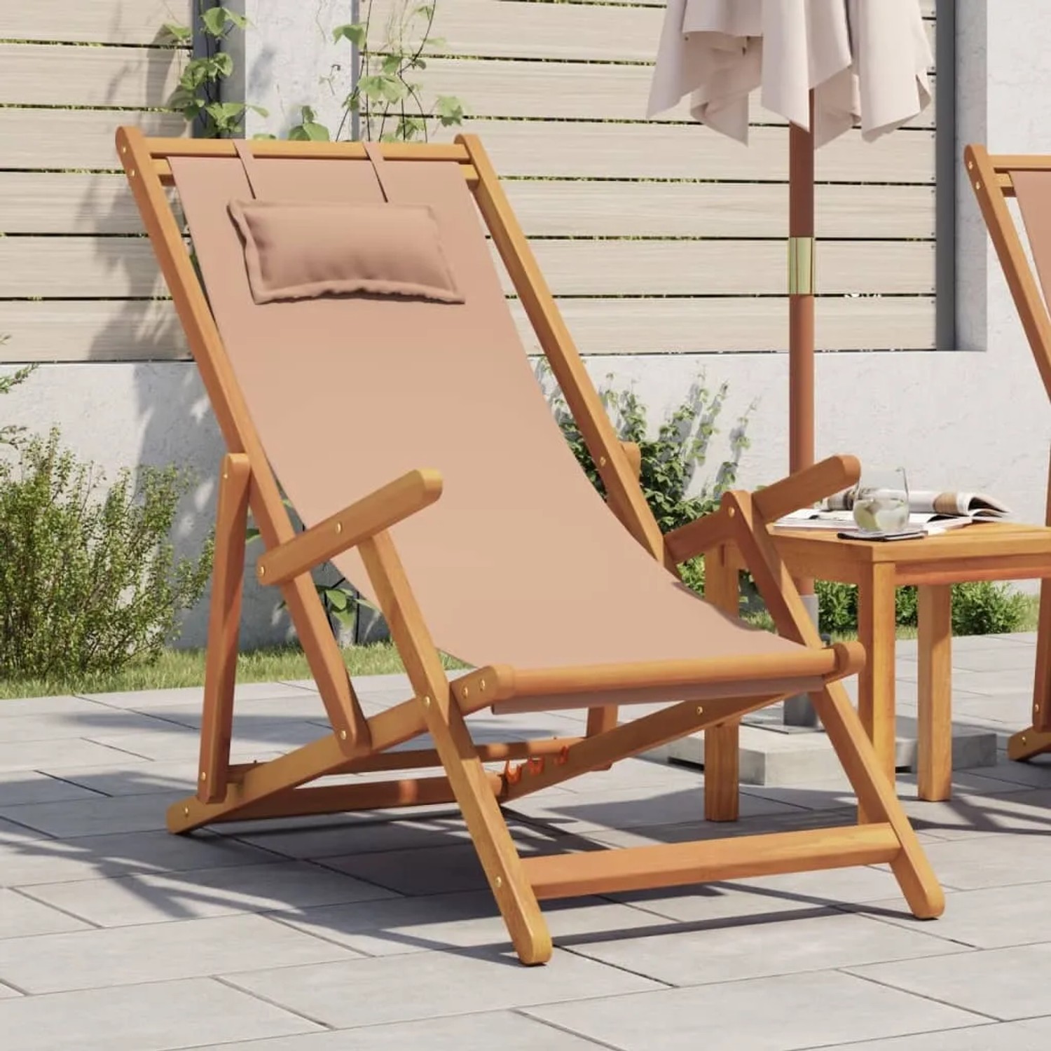 Klappbarer Strandstuhl aus Eukalyptusholz mit taupefarbenem Stoff und Kissen.