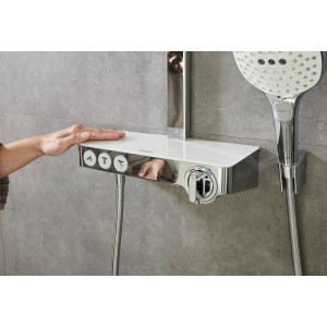 Hansgrohe Raindance Brauseset mit Kopf- und Handbrause, Thermostat und Ablage in Weiß-Chrom.