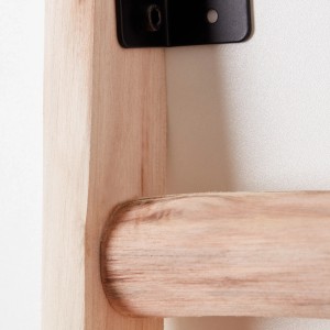 Detailaufnahme: Holzfarbene Brilliant Stehleuchte Ladder, 1,6 m hoch, mit schwarzem Metallelement.