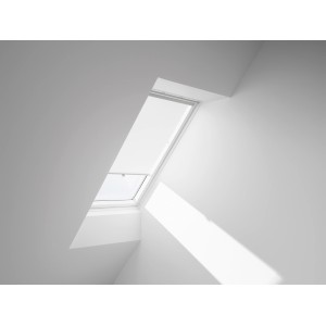 VELUX Rollo RHL C00 1028 Weiß im Dachfenster, für Sichtschutz und Abdunkelung.