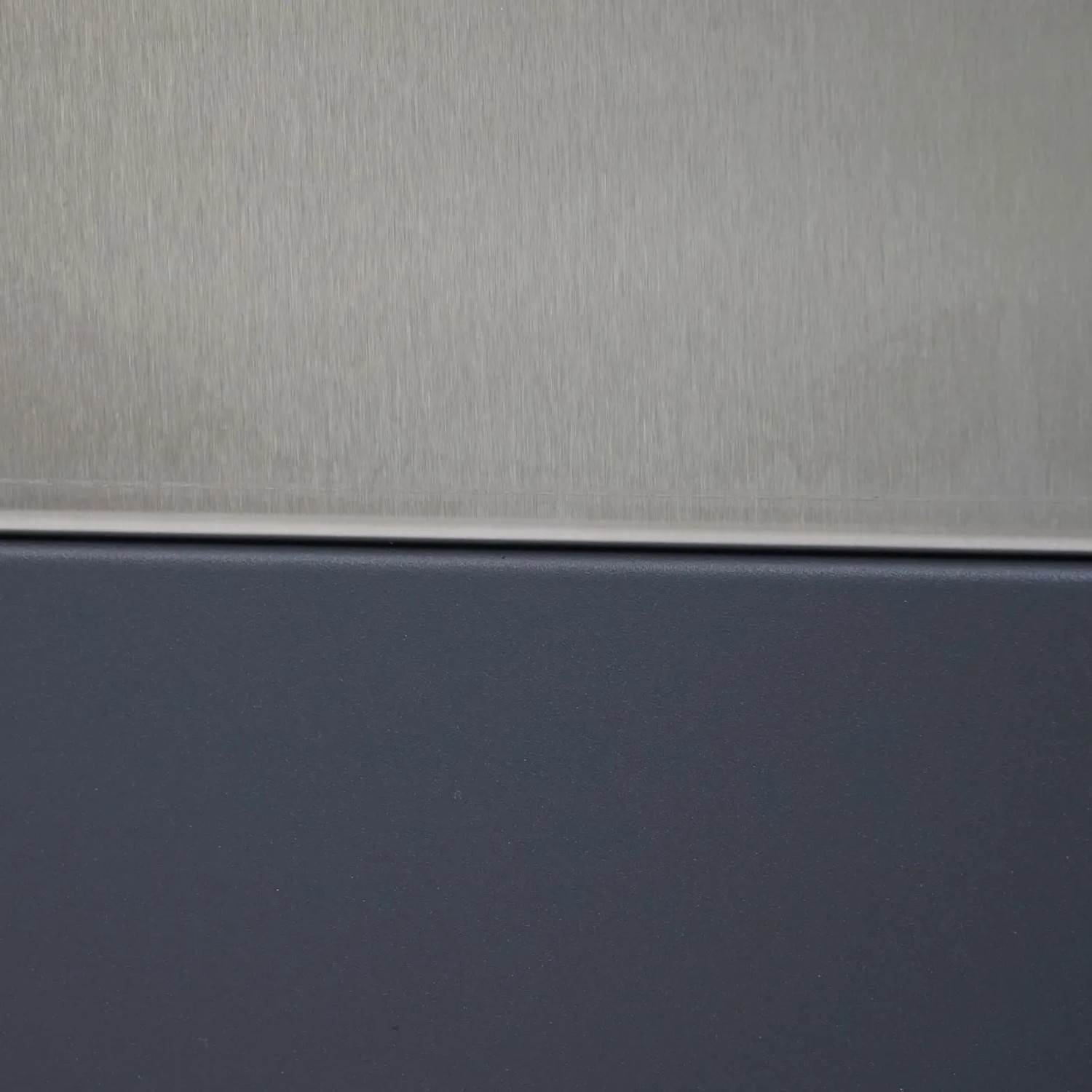 Detailaufnahme: Mähroboter Garage G60, Edelstahl/Anthrazit, Materialbeschaffenheit.