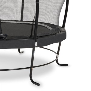 Detailaufnahme des schwarzen EXIT Lotus Classic Trampolins (Ø 253 cm) mit Sicherheitsnetz und L-förmigen Füßen.