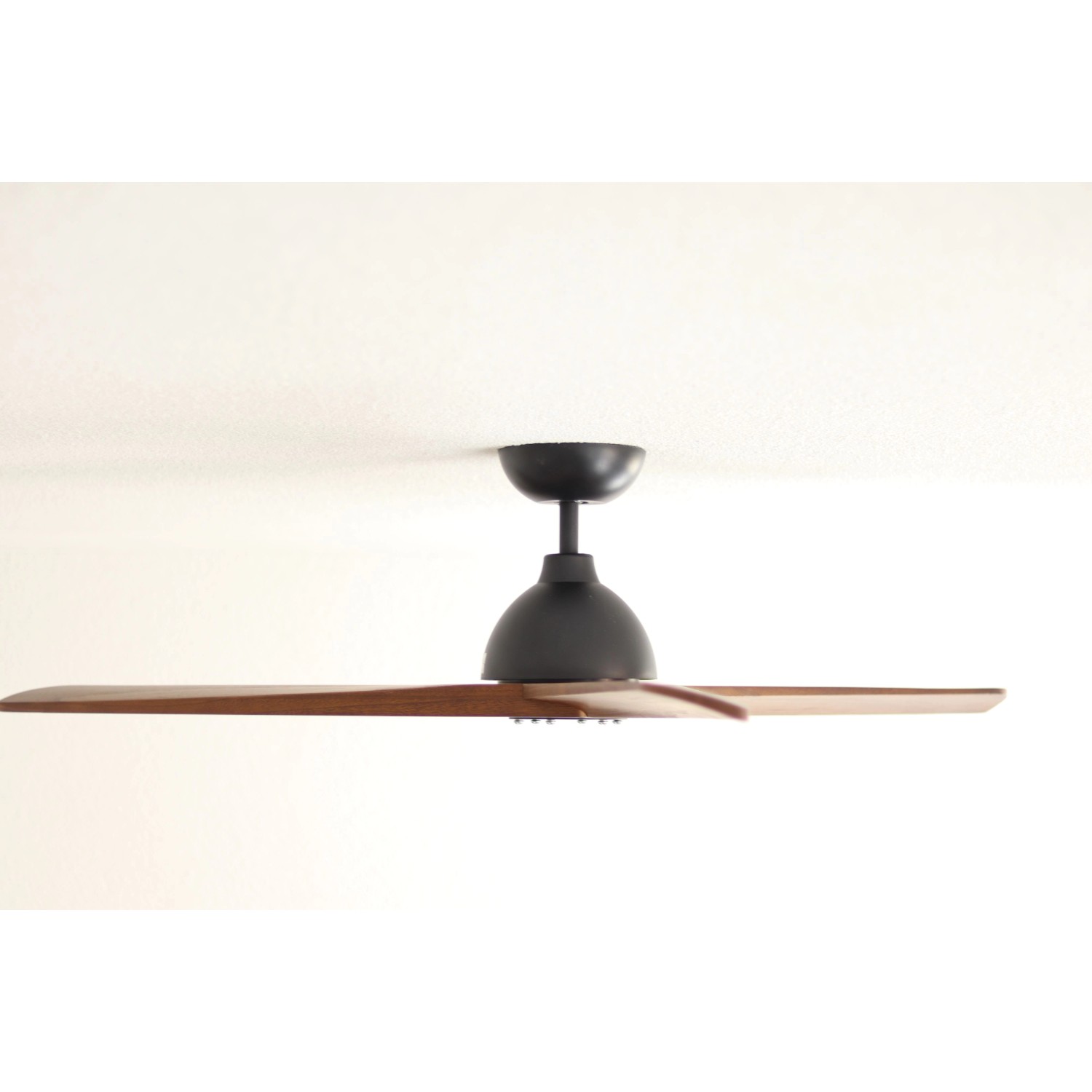 Schwarzer Pepeo Deckenventilator Lypsi (142 cm) mit Holzflügeln und Fernbedienung.