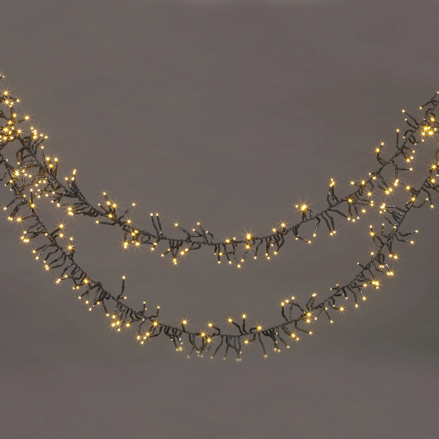 LED-Büschellichterkette mit 576 warmweißen LEDs und schwarzem Kabel für Innen- und Außenbereich.