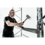 Mann arbeitet mit Halder Supercraft Schonhammer (Ø 70 mm) an einem Regal.