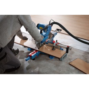 Bosch Professional GCM 254 D Kapp- und Gehrungssäge in Aktion beim Holzzuschnitt.