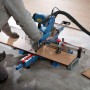 Bosch Professional GCM 254 D Kapp- und Gehrungssäge in Aktion beim Holzzuschnitt.
