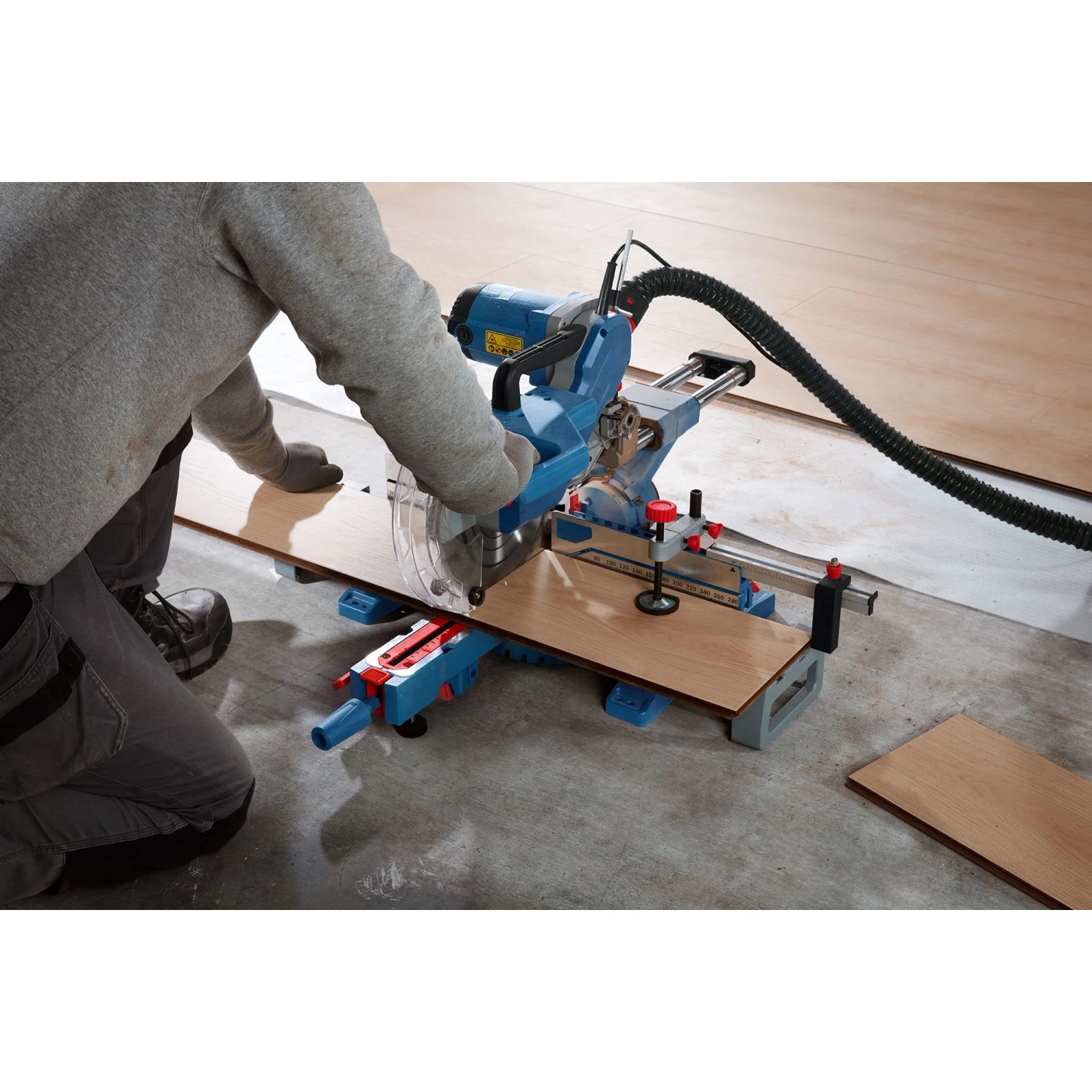 Bosch Professional GCM 254 D Kapp- und Gehrungssäge in Aktion beim Holzzuschnitt.