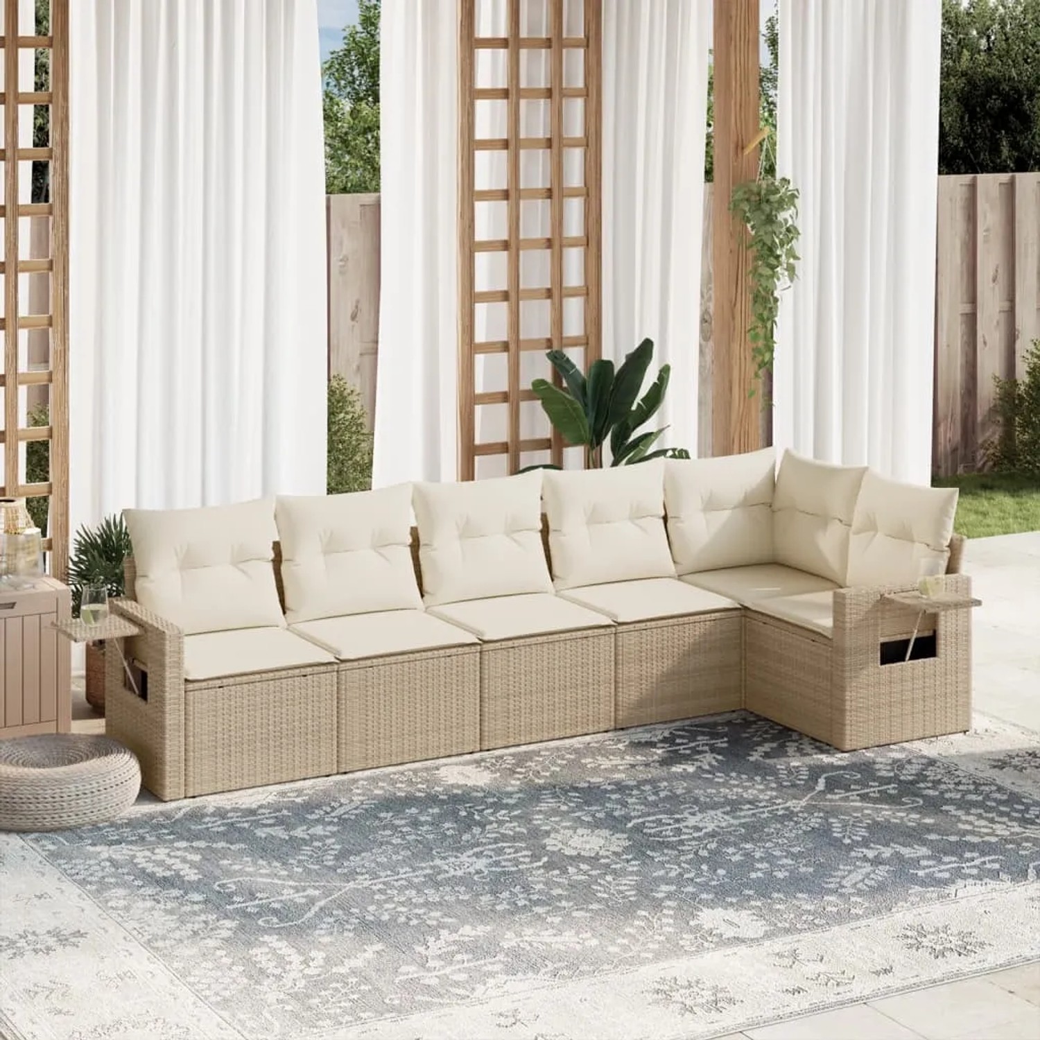 Beige 6-teilige Garten-Sofagarnitur aus Rattan mit cremefarbenen Kissen.