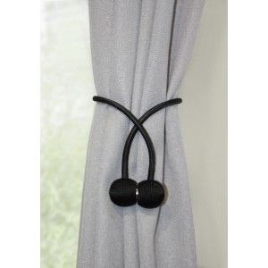 Gardinia Raffhalter Flex-S, schwarz, mit Magnet, 2 Stück, an grauer Gardine.