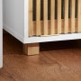 Detailaufnahme: Weißer SoBuy Wäscheschrank mit Bambus-Lamellentür und Füßen. Badmöbel-Set.
