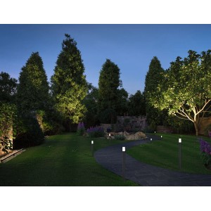 Beleuchteter Gartenweg mit Paulmann Plug & Shine Flarea Pollerleuchten, schwarz, 200mm, warmweißes Licht.