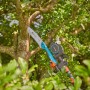 Gardena StarCut Pro L Baumschneider in Aktion: Teleskop-Heckenschere schneidet Ast im Baum.