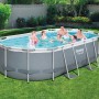 Ovaler Bestway Stahlrahmenpool Power Steel mit Familie im Garten, 427x250x100 cm.