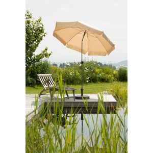Schneider Balkonschirm Aquila, Ø 200 cm, Natur, mit Knickfunktion, auf Terrasse am Wasser.