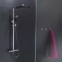 Eisl Überkopfbrause-Set Grande Vita mit Thermostatablage in Chrom-Schwarz vor dunkler Wand.