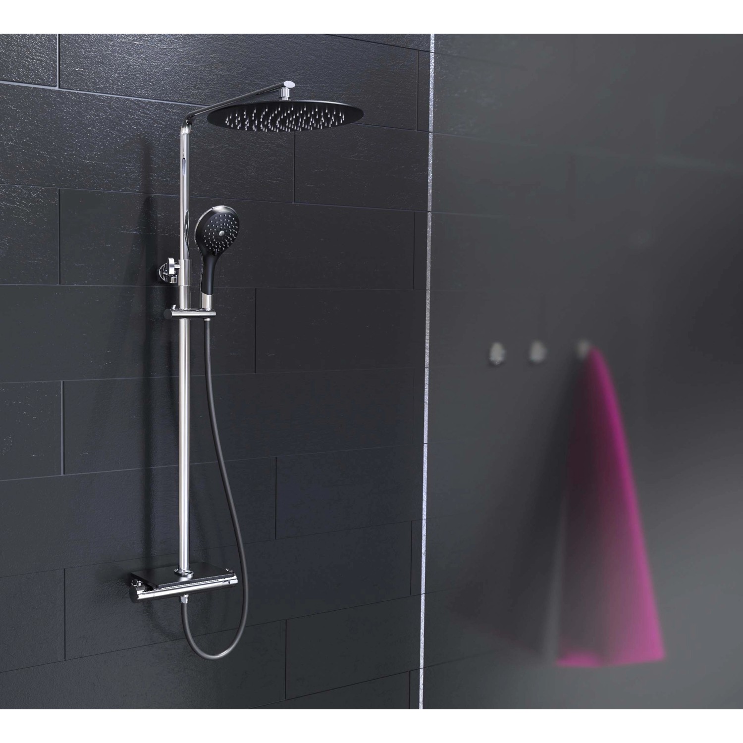 Eisl Überkopfbrause-Set Grande Vita mit Thermostatablage in Chrom-Schwarz vor dunkler Wand.