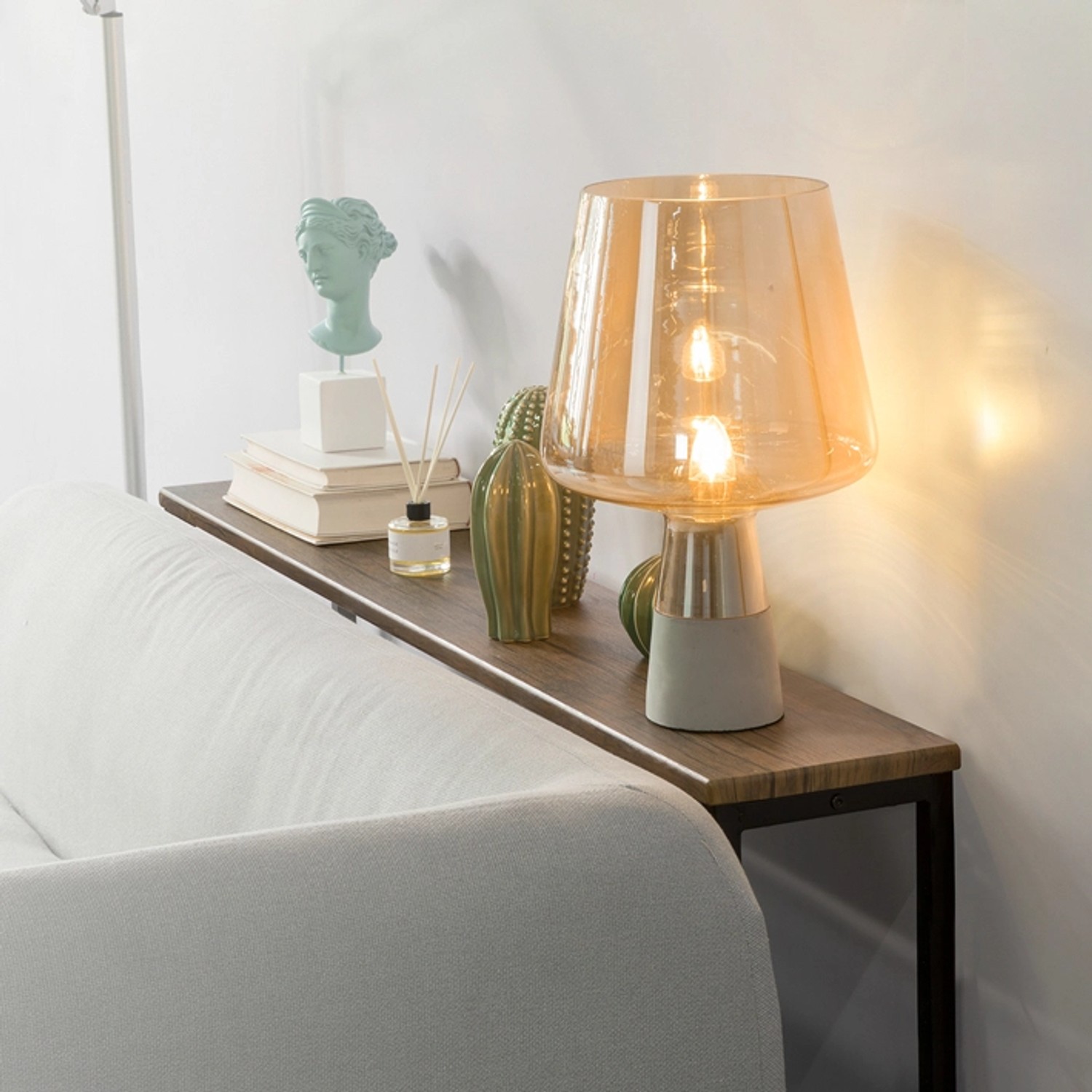 SoBuy Konsolentisch FSB19-N im Vintage-Stil mit Deko-Elementen wie Lampe und Kakteen.