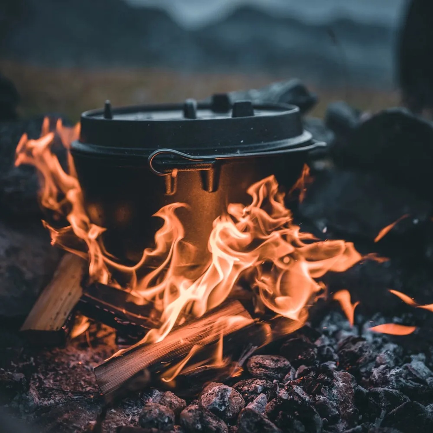 Petromax Dutch Oven Set FT9-T-Scrub auf offenem Feuer. Gusseisen Topf mit Deckel und Ringreiniger.