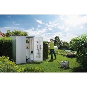 Biohort Geräteschrank Gr. 150, silber-metallic, mit geöffneter Tür und Gartengeräten im Garten.