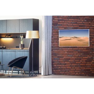 Könighaus Infrarotheizung mit Wüstenmotiv (50x60 cm) an Ziegelwand im Wohnraum.