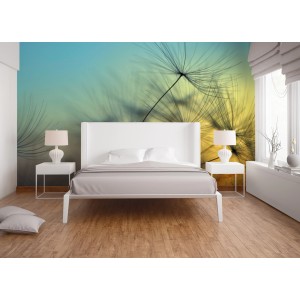 Fototapete mit Pusteblumen in Blau und Gelb hinter einem Bett. Dekoratives Wandbild für Wohnräume.