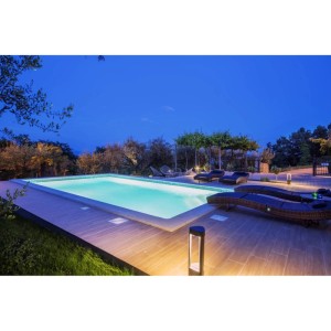 KWAD Styropor Pool Set mit Edelstahlleiter, 7x3,5x1,5 m, im Garten bei Nacht.