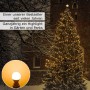 Lichterkette mit warmweißen LED-Kugellampen an einem Weihnachtsbaum im Schnee.