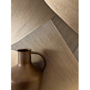 Newroom Vliestapete Nuccio Schwarz Grafik Strukturiert mit Vase im modernen Wohnraum.