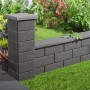 Anthrazit Gartenmauer aus Beton mit Pfeiler und Abdeckung als Grundstückseinfassung.